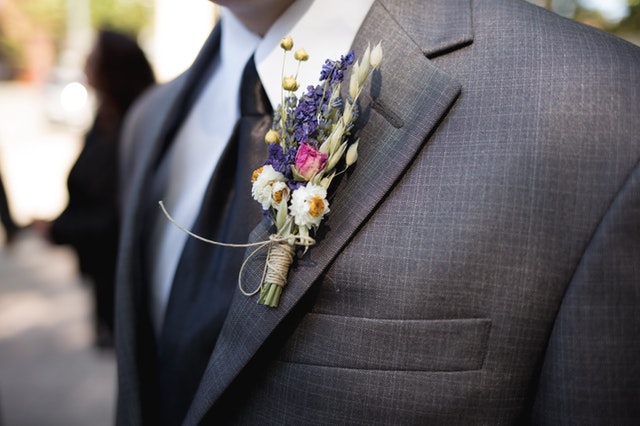 婚礼上的胸花需要怎么佩戴，有哪些注意事项？